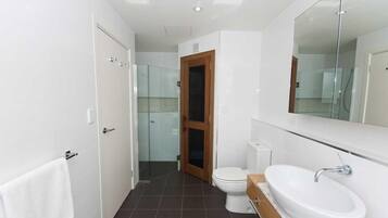 Shower, hair dryer, towels