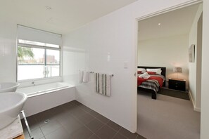 3 bedrooms, iron/ironing board, WiFi, bed sheets - Dolphin Cove - Waterfront, Pool, Gym, Free Parking (New Port)