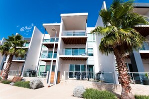 Exterior - Dolphin Cove - Waterfront, Pool, Gym, Free Parking (New Port)