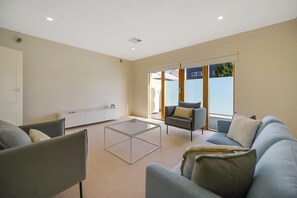 TV, DVD player - Aria House / Family Holiday Beachside / BBQ / Cafe (Henley Beach)