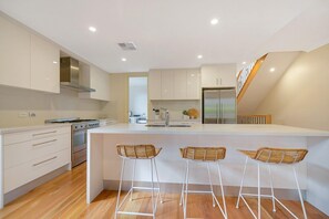 Réfrigérateur, four à micro-ondes, un four, surface de cuisson