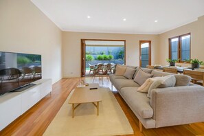 TV, DVD player - Aria House / Family Holiday Beachside / BBQ / Cafe (Henley Beach)