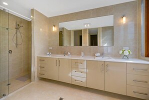 Shower, hair dryer, towels