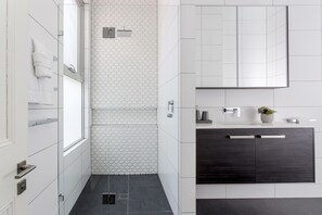 Shower, towels - Norwood Haven- Pool + Pet Friendly + Free WiFi (Norwood)