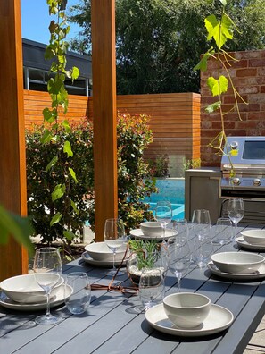 Outdoor dining - Norwood Haven- Pool + Pet Friendly + Free WiFi (Norwood)