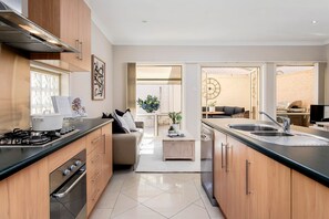 Réfrigérateur, four à micro-ondes, un four, surface de cuisson