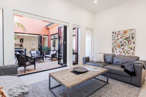 TV, DVD player - The Terrace - Adelaide Oval, Cafes, CBD, Shopping (North Adelaide)