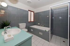 Dusche, Haartrockner, Handtücher