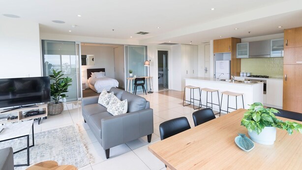 Un apartamento moderno con sala de estar, comedor, cocina y un dormitorio.