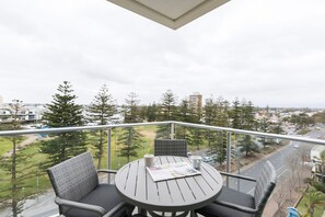 Outdoor dining - Liberty 727 -Glenelg- Marina & City Views (Glenelg)