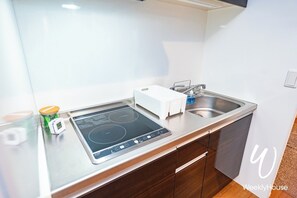 Réfrigérateur, micro-ondes, plaque de cuisson