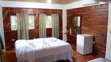 3 chambres, coffres-forts dans les chambres, fer et planche à repasser