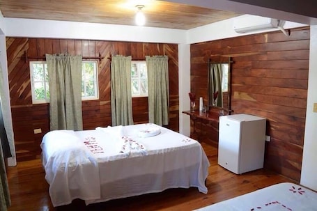 3 bedrooms, in-room safe, iron/ironing board, bed sheets. The River House - La Casa del Rio