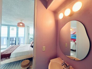 1 habitación, tabla de planchar con plancha y ropa de cama 