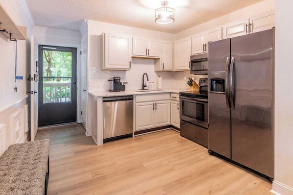 Kühlschrank, Mikrowelle, Ofen, Herdplatte