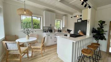 Geladeira, micro-ondas, fogão, cooktop