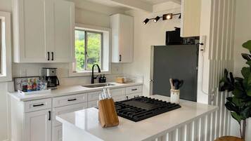 Geladeira, micro-ondas, fogão, cooktop