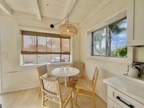 Dining - Surf Shack - 5min to beach, 12min to Legoland! (Encinitas)