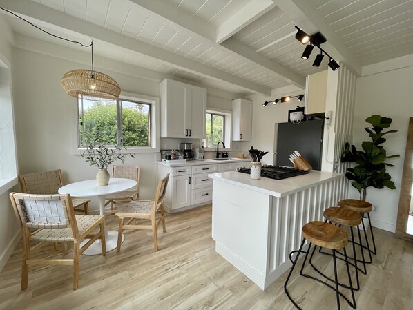 ثلاجة، ميكروويف، فرن، موقد طهي مسطح