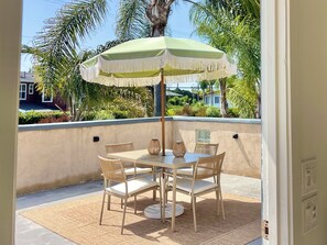 Outdoor dining - Surf Shack - 5min to beach, 12min to Legoland! (Encinitas)