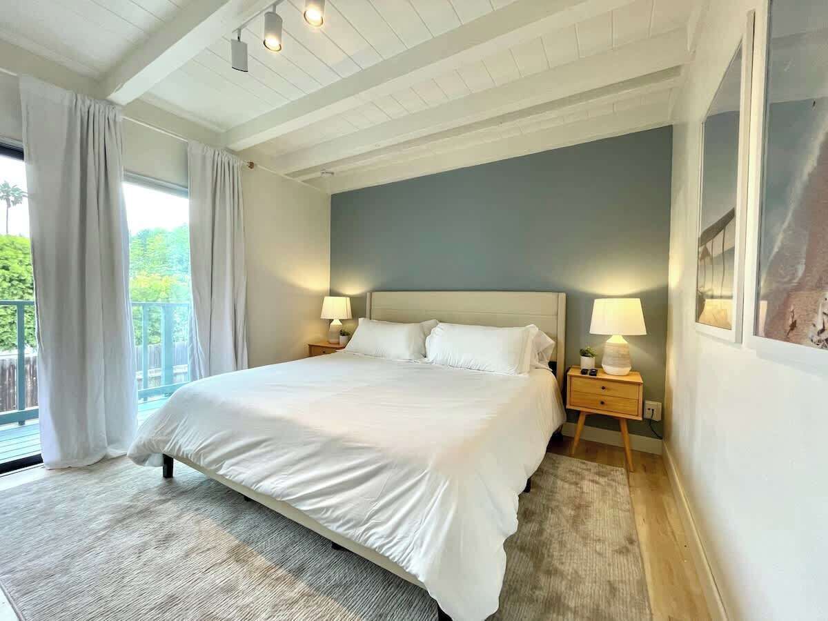 2 quartos, ferros/tábuas de passar roupa, berço de viagem