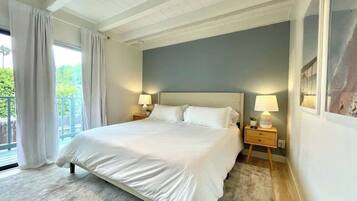 2 quartos, ferros/tábuas de passar roupa, berço de viagem