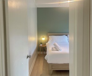 2 bedrooms, iron/ironing board, travel cot, free WiFi - Surf Shack - 5min to beach, 12min to Legoland! (Encinitas)