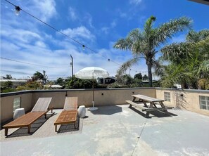 Outdoor dining - Surf Shack Encinitas - 5 Min to Beach, 12 Min to Legoland! (Encinitas)