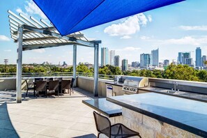 Outdoor dining - Lovely Barton Springs 1BR w/ Gym, Pool & W/D, nr downtown, by Blueground (Austin)