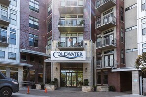 Exterior detail - Lovely Barton Springs 1BR w/ Gym, Pool & W/D, nr downtown, by Blueground (Austin)