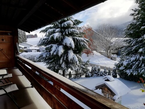 Ferienwohnung 100qm, Balkon, 2 Schlafzimmer, Wohnzimmer, Badewanne, Bergblick, WLAN, max 4 Pers, Chiemgau Karte