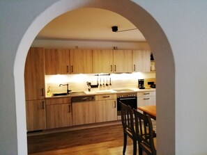 Køleskab, ovn, kogeplade, opvaskemaskine