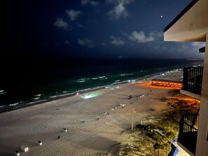 Na praia, espreguiçadeiras, toalhas de praia 