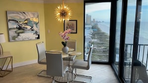 Un espace de restauration moderne avec vue sur la plage.