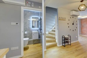 Shower, hair dryer, towels - Stylish 2 bed house with parking in rugby (Rugby)