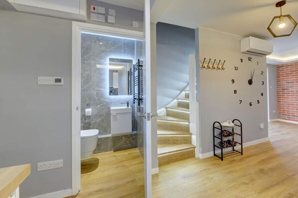 Shower, hair dryer, towels - Stylish 2 bed house with parking in rugby (Rugby)