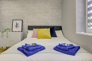 2 bedrooms, iron/ironing board, WiFi, bed sheets - Stylish 2 bed house with parking in rugby (Rugby)