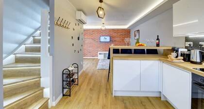 Stylish 2 bed house with parking in rugby