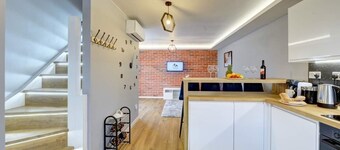 Stylish 2 bed house with parking in rugby