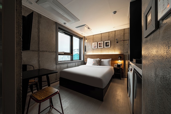 Studio Harbor Ocean | Premium bedding, down comforters, laptop workspace, soundproofing