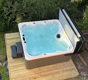 Outdoor spa tub - BlaydonBurn - Sleeps 6 - Parking - Garden - HotTub (Blaydon-on-Tyne)