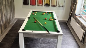 A pool table with balls, a billiards cue, and a wall with decorative bottles. - Tranquil Retreat on the Edge of the Countryside (Blaydon-on-Tyne)