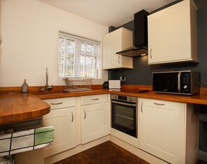 Een koelkast, een magnetron, een oven, een kookplaat