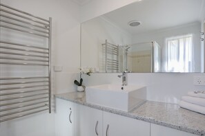 Shower - Aquarius Merimbula - 2 bed, 2 bath Deluxe (Merimbula)