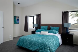 5 bedrooms, iron/ironing board, WiFi, bed sheets