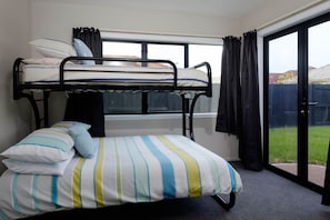 5 bedrooms, iron/ironing board, WiFi, bed sheets