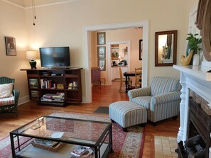 42-英寸智能电视（配备数码频道）、电视、壁炉