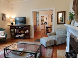 42-英寸智能电视（配备数码频道）、电视、壁炉