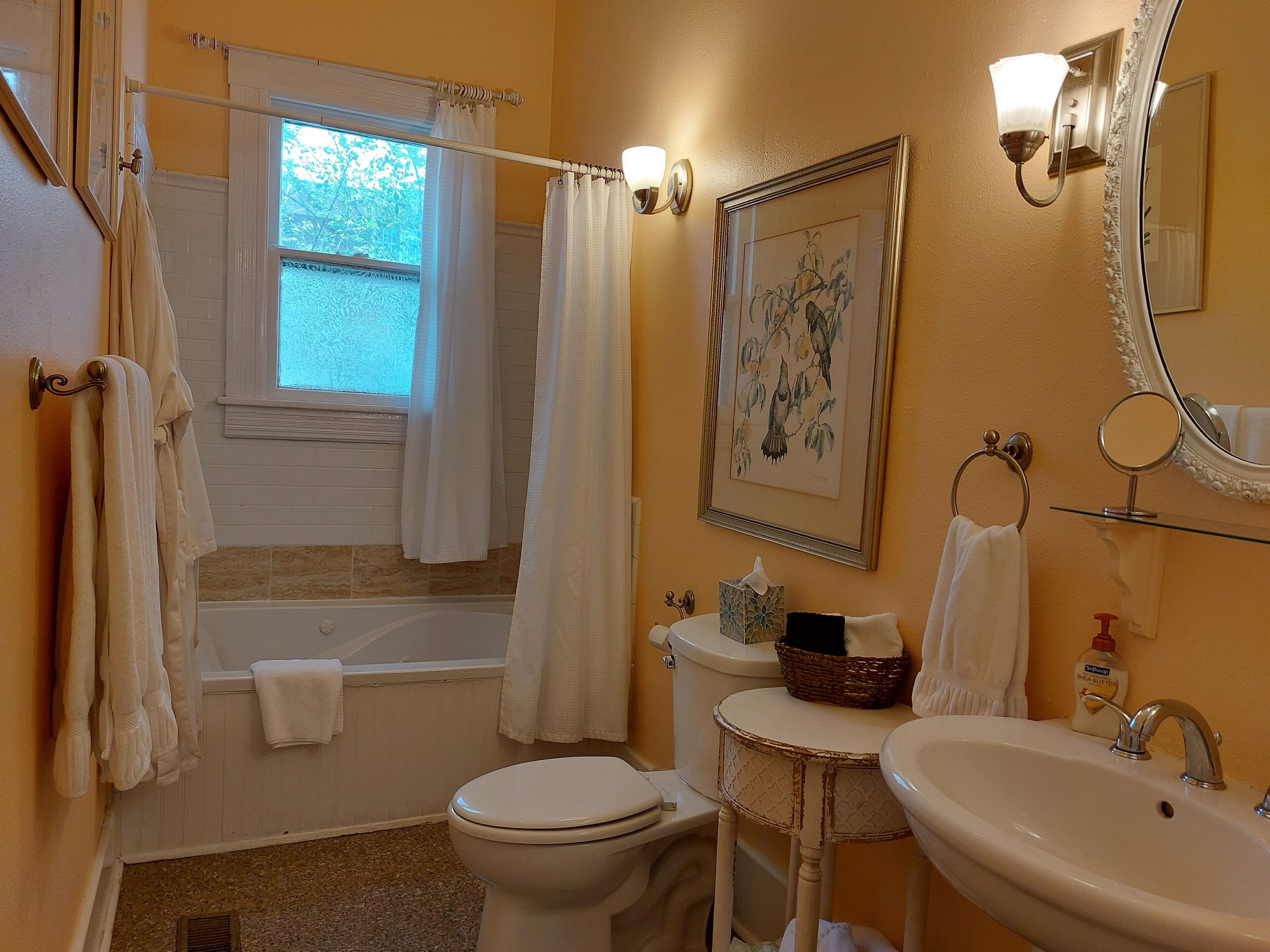 Hayward Cottage | Badezimmer | Kostenlose Toilettenartikel, Haartrockner, Bademäntel, Handtücher