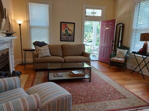 42-英寸智能电视（配备数码频道）、电视、壁炉